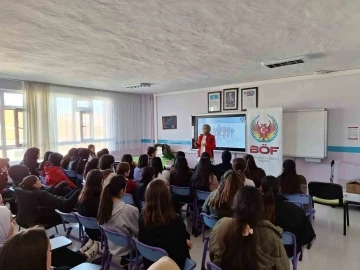 Polis ekipleri öğrencilere terörle mücadeleye yönelik sunum yaptı
