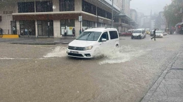 Rize’de şiddetli yağmurda cadde ve sokaklar göle döndü
