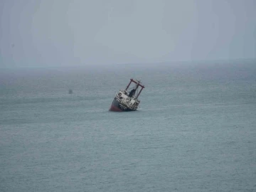 Romanya’dan Kastamonu’ya kadar sürüklenen yük gemisi, limana çekildi
