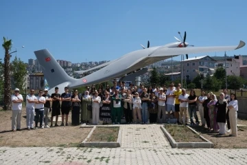 Rumen öğrencilerden Canik’te Akıncı TİHA pozu
