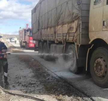 Seyir halindeki kamyon alev aldı
