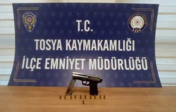 Silah sesi gelen ev polisi harekete geçirdi, ruhsatsız tabanca ele geçirildi
