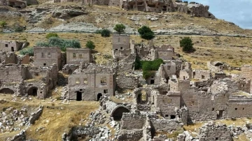 Sular çekildi, mahalle ortaya çıktı
