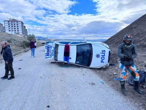 Şüpheli aracı kovalayan polis otosu takla attı: 2 yaralı
