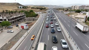 Tatilciler yollara akın etti: 43 ilin geçiş güzergahında trafik yoğunluğu
