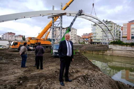 Terme’de yaya köprüsünün montajına başladı
