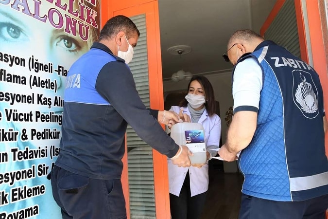 Tokat Belediyesi Berberlere ve Kuaförlere Ücretsiz Maske Dağıttı 