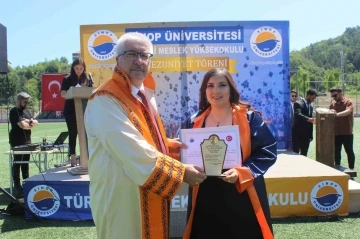 Türkeli’de 32 yaşında bir çocuklu anne üniversiteyi birincilikle bitirdi
