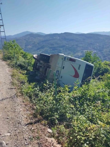 Türkeli’de servis otobüsü devrildi
