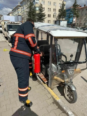 Üç tekerlekli mopedde çıkan yangın itfaiye tarafından söndürüldü
