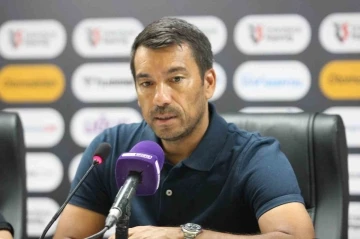 Van Bronckhorst: “İstanbul’a galibiyetle döndüğümüz için mutluyuz&quot;
