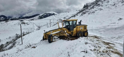 Yayla yollarında karla mücadele çalışmaları sürüyor
