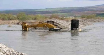 Yeşilırmak’ta su seviyesi yükseldi, iş makinesi sular altında kaldı, balıklar kıyıya vurdu