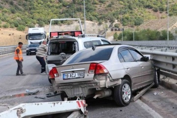 Yol çalışması nedeniyle trafiğin tek şeritten verildiği viyadükte kaza: 5 yaralı