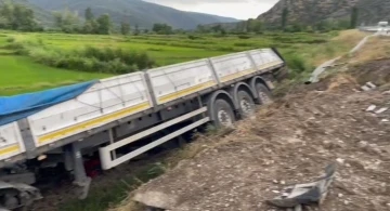 Yoldan çıkan 2 tır peş peşe çeltik tarlasına devrildi
