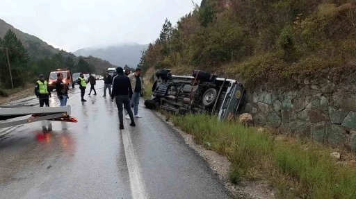 Yoldan çıkan pikap duvara çarptı: 4 yaralı
