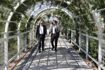 Zeytinburnu Belediye Başkanı Ömer Arısoy’dan, Karatay’ın bahçelerine övgü
