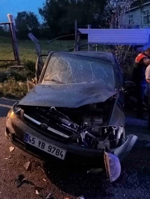 Zonguldak’ta otomobil istinat duvarına çarptı: 3 yaralı
